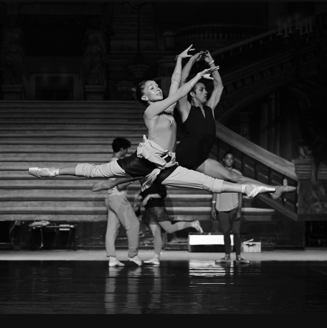 Cynthia Ham — doble grand jeté B&W