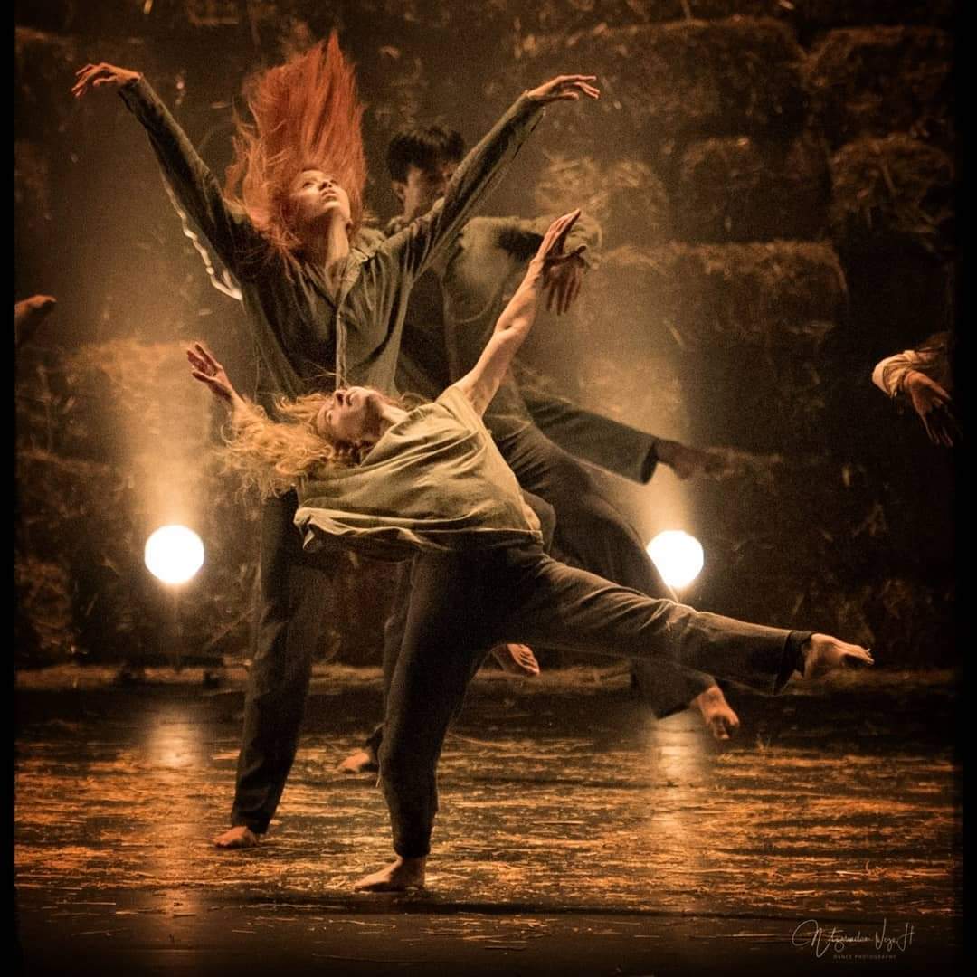Cynthia Ham — pelo rojo ensemble dorado