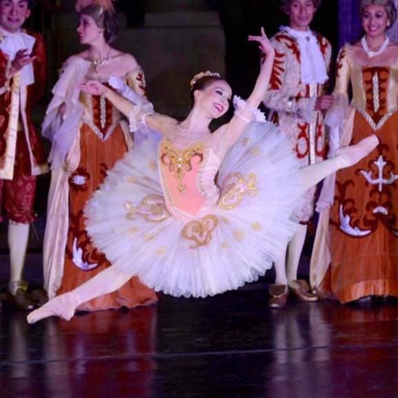 Cynthia Ham — tutu dorado salto